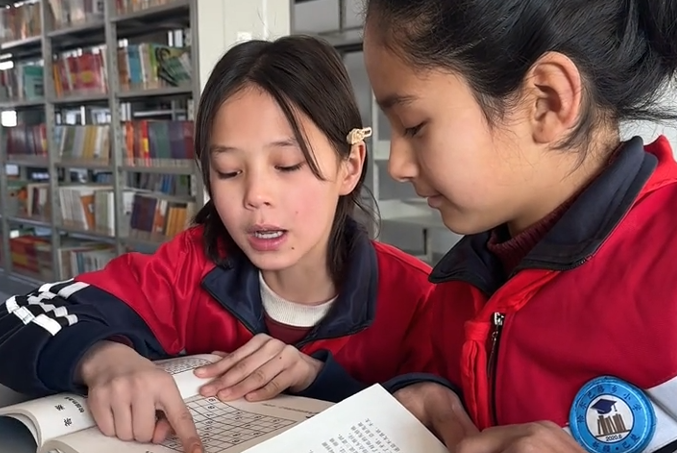 書(shū)香校園 領(lǐng)巾飄揚(yáng)