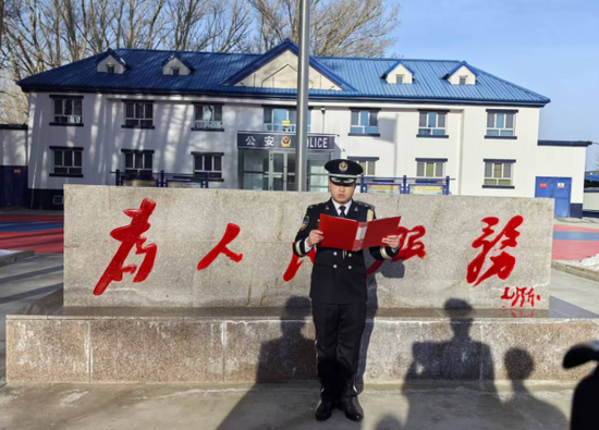 1月8日，薩爾托海邊境派出所組織國旗前宣講活動(dòng)。