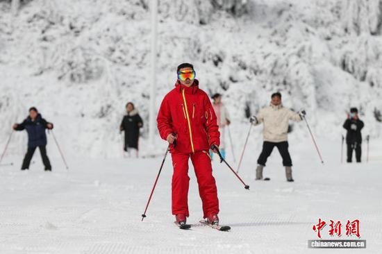 2026年1月8日，游客在贵州省六盘水市梅花山国际滑雪场滑雪。记者 瞿宏伦 摄