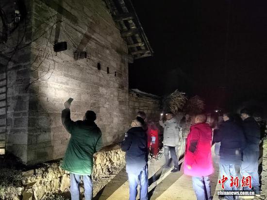 1月10日，威宁自治县应急局工作组工作人员逐户查看震中房屋受损情况。威宁融媒供图