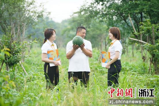 日前，温州银行金融服务团队下乡考察种植业。黄艳丹&nbsp;供图