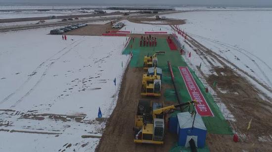 和田地區(qū)南疆天然氣利民管道擴建工程開工儀式現(xiàn)場。（地區(qū)發(fā)改委 供圖）