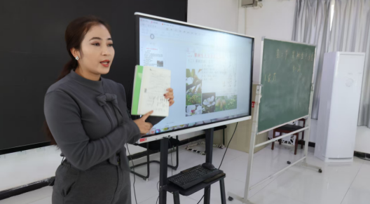 教師通過電子屏和教材為學(xué)員講解果樹栽培理論知識b