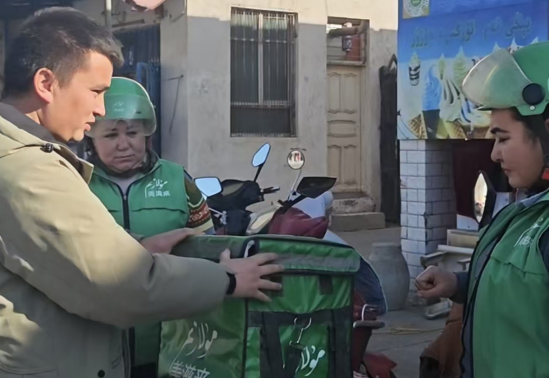 艾克拜爾江正在給外賣員講解外賣注意事項3