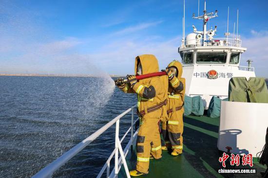 图为海上执法及舰艇业务训练现场。(天津海警局供图) 图为海上执法及舰艇业务训练现场。(天津海警局供图)