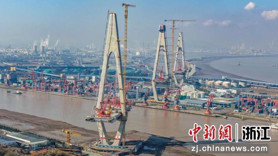 建设中的杭甬复线宁波三期甬江特大桥。 浙交建设 供图 建设中的杭甬复线宁波三期甬江特大桥。 浙交建设 供图