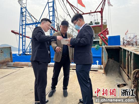 日前，温州银行金融服务团队实地走访船运从业者。黄艳丹&nbsp;供图
