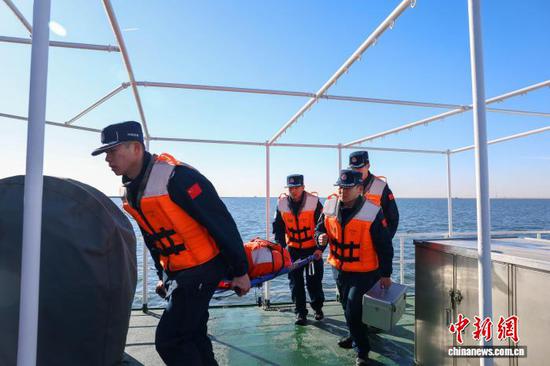 图为海上执法及舰艇业务训练现场。(天津海警局供图) 图为海上执法及舰艇业务训练现场。(天津海警局供图)