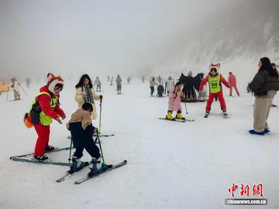 2026年1月10日，游客在贵州省六盘水市玉舍雪山滑雪场滑雪。(六盘水市委宣传部供图)