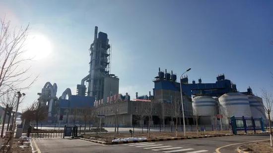 位于墨玉縣北京工業(yè)園區(qū)的海螺水泥有限公司成為墨玉10萬千瓦/40萬千瓦時新型獨(dú)立儲能項目的直接受益主體。