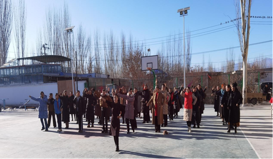 “快樂廣場(chǎng)舞”隊(duì)伍跳恰恰舞。