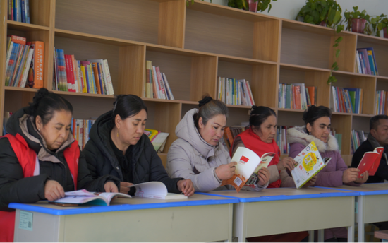 村民在圖書室閱讀各類書籍。