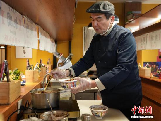 2026年1月9日,陈文建在店里为食客准备卤肉饭。中新社记者 周燕玲 摄 2026年1月9日,陈文建在店里为食客准备卤肉饭。中新社记者 周燕玲 摄