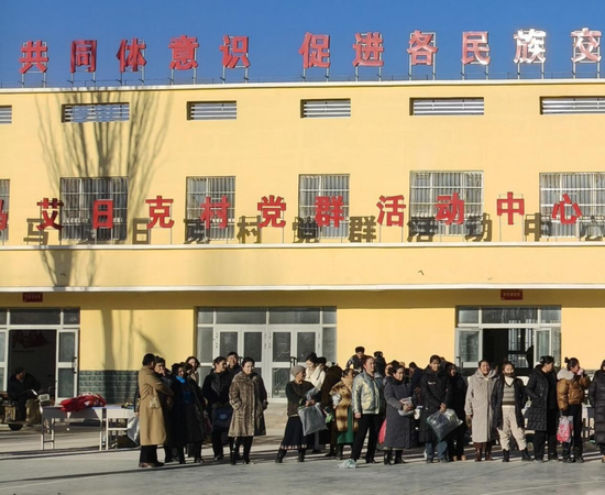 經(jīng)濟(jì)困難群眾領(lǐng)取了衣服。