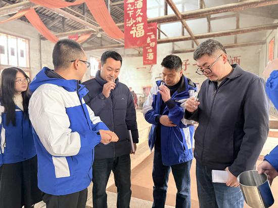 科学技术团队的专家们正和企业探讨酒质问题 科学技术团队的专家们正和企业探讨酒质问题