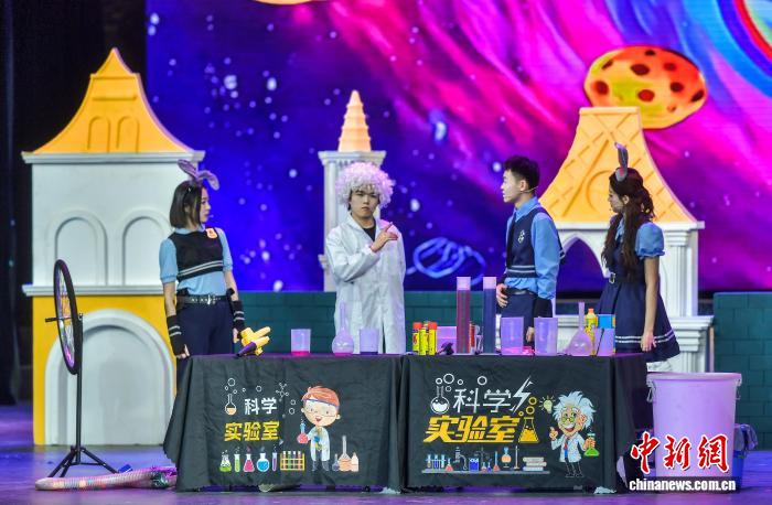 互動科學(xué)秀《瘋狂實(shí)驗(yàn)室》在烏魯木齊演出