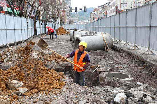 凤冈县城区雨污管网改造。(王猛 摄) 凤冈县城区雨污管网改造。(王猛 摄)