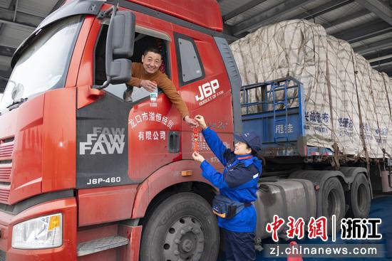 货车司机在周王庙服务区休息。浙江高速能源 供图 货车司机在周王庙服务区休息。浙江高速能源 供图