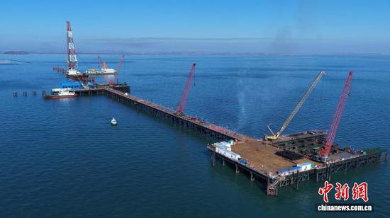 图为大连长海大桥工程主桥主墩钢栈桥顺利实现合龙贯通。(中建六局供图) 图为大连长海大桥工程主桥主墩钢栈桥顺利实现合龙贯通。(中建六局供图)