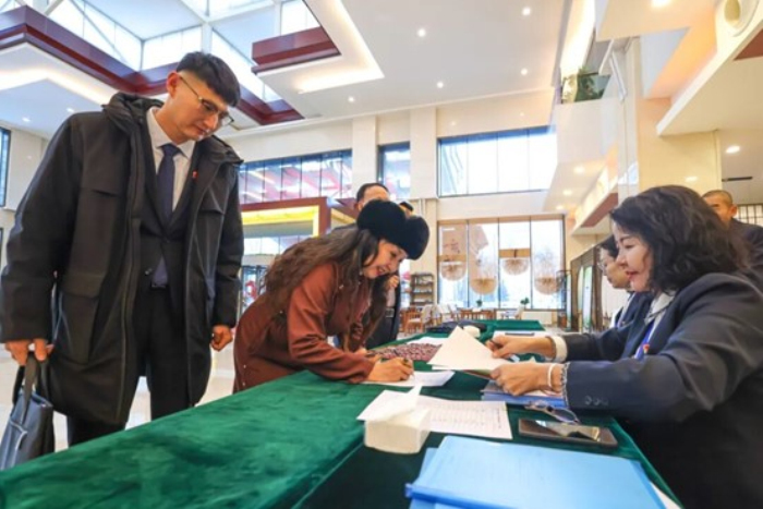 自治州人大代表陸續(xù)抵達(dá)會(huì)場(chǎng)報(bào)到。

