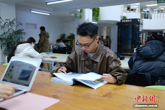 裴明日在学校图书馆学习。 中新网记者 王君妍 摄 裴明日在学校图书馆学习。 中新网记者 王君妍 摄