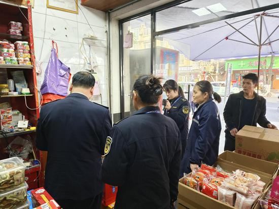 图为宜州烟草联合市监部门开展专项整治行动。覃业军 摄