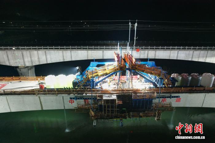 西部陆海新通道重点项目建设取得新进展 茅岭江特大桥连续梁合龙