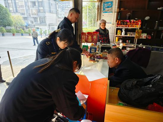 图为宜州烟草联合市监部门开展专项整治行动。张文双 摄