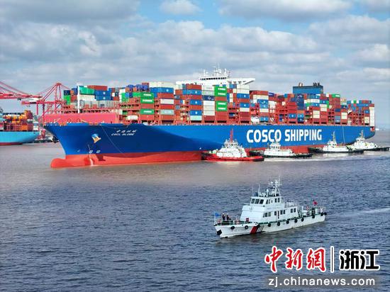 集装箱船舶在海事巡逻艇的护航下有序进港。浙江海事局供图