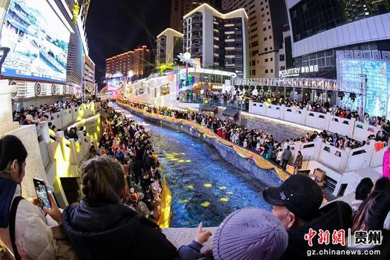 夜幕降临,太平路街区人头攒动。郭然 摄 夜幕降临,太平路街区人头攒动。郭然 摄