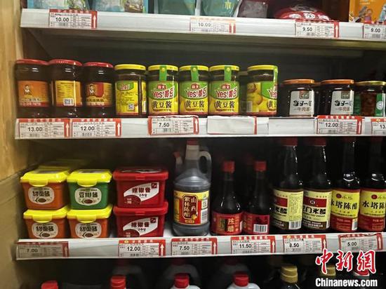 商店里摆放的老干妈和其他调味品。 中新网 左宇坤 摄 商店里摆放的老干妈和其他调味品。 中新网 左宇坤 摄