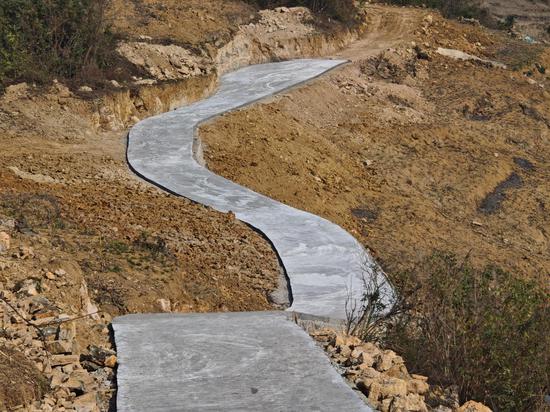 仁怀市茅坝镇官院村机耕道建设现场 仁怀市茅坝镇官院村机耕道建设现场