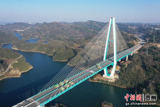 图为荷载试验现场。冯四方 摄 图为荷载试验现场。冯四方 摄