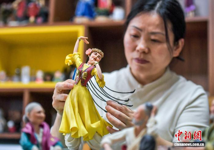 面塑作品再现新疆各民族民俗风情