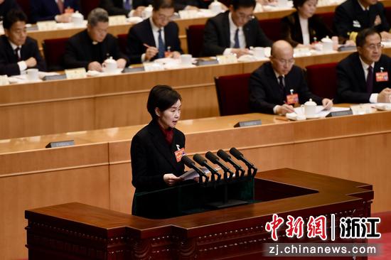 浙江省政协委员、民建宁波市委会主委、宁波市财政局局长姚蓓军代表民建浙江省委会建言。&nbsp;钱晨菲&nbsp;摄