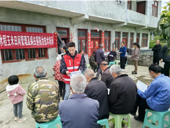 图为人保财险分公司开展保险宣传活动 图为人保财险分公司开展保险宣传活动