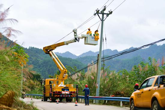 南方电网贵州凯里剑河供电局工作人员对10千伏革五线开展带电作业。龙晓东 摄 南方电网贵州凯里剑河供电局工作人员对10千伏革五线开展带电作业。龙晓东 摄