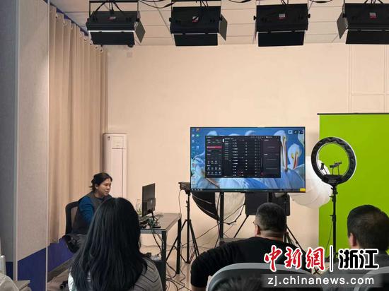 祁雅楠(左一)向学校老师们分享电商直播课程教学方案。谦寻供图 祁雅楠(左一)向学校老师们分享电商直播课程教学方案。谦寻供图