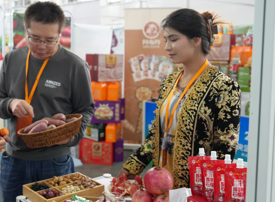 驻村工作队携“木棉红”红薯、沙漠糯玉米等特色农产品亮相第四届央企消费帮扶“兴农周”活动。