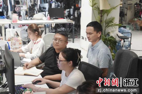 沈刚(右一)及李睿(左二)在谦寻直播间学习。谦寻供图 沈刚(右一)及李睿(左二)在谦寻直播间学习。谦寻供图