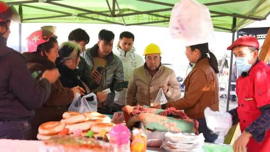 烤包子店生意红火。