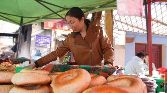 伊曼努尔正在摆放刚出炉的烤包子。