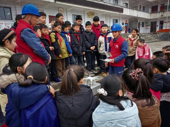 在遵义市凤冈县,南方电网贵州遵义凤冈供电局工作人员向小朋友们讲解安全和节约用电知识。龚红 摄 在遵义市凤冈县,南方电网贵州遵义凤冈供电局工作人员向小朋友们讲解安全和节约用电知识。龚红 摄