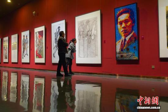 图为参观者在观展。 遵义美术馆供图 图为参观者在观展。 遵义美术馆供图