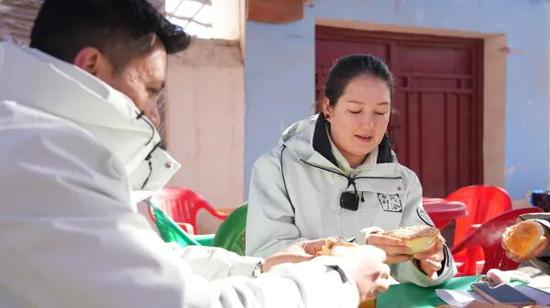 食客苏比努尔·伊敏尼亚孜在品尝骆驼肉烤包子