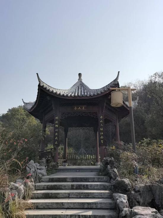 东钱湖畔纪念王安石的“半山亭〞 作者供图