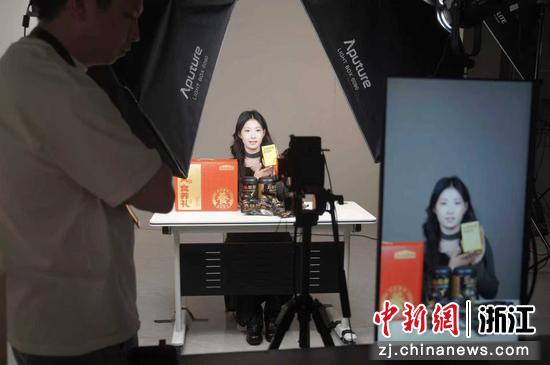 浙江传媒学院学生郝聪聪进行直播实训。谦寻供图 浙江传媒学院学生郝聪聪进行直播实训。谦寻供图