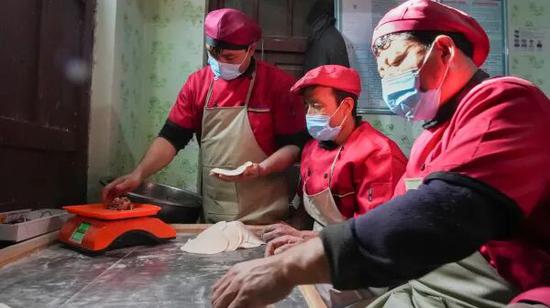 员工们在制作烤包子。