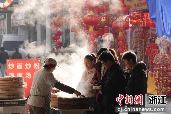 建德美食吸引民众。建德市委宣传部供图 建德美食吸引民众。建德市委宣传部供图