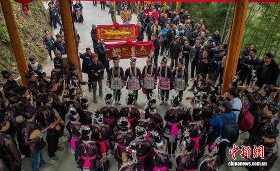 图为侗族同胞在进行拦门迎宾。卢忠南 摄 图为侗族同胞在进行拦门迎宾。卢忠南 摄